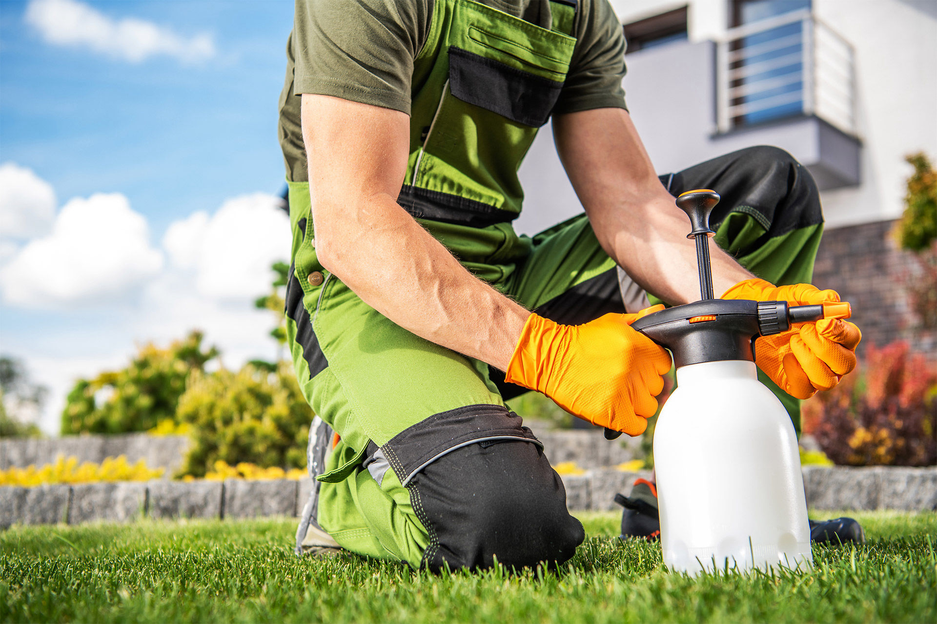 Unsere sorgfältige Gartenpflege schenkt Ihnen eine liebevoll gepflegte grüne Oase